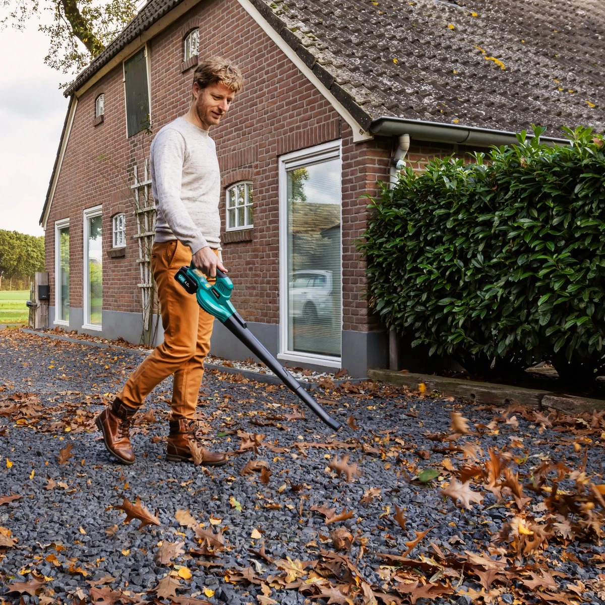 VONROC Accu Bladblazer – VPower 20V – 2 Standen – Max. Blaassnelheid 190km/u – Incl. 4.0Ah Accu En Sneloplader 5 VONROC Accu Bladblazer – VPower 20V – 2 Standen – Max. Blaassnelheid 190km/u – Incl. 4.0Ah Accu En Sneloplader - Afbeelding 4